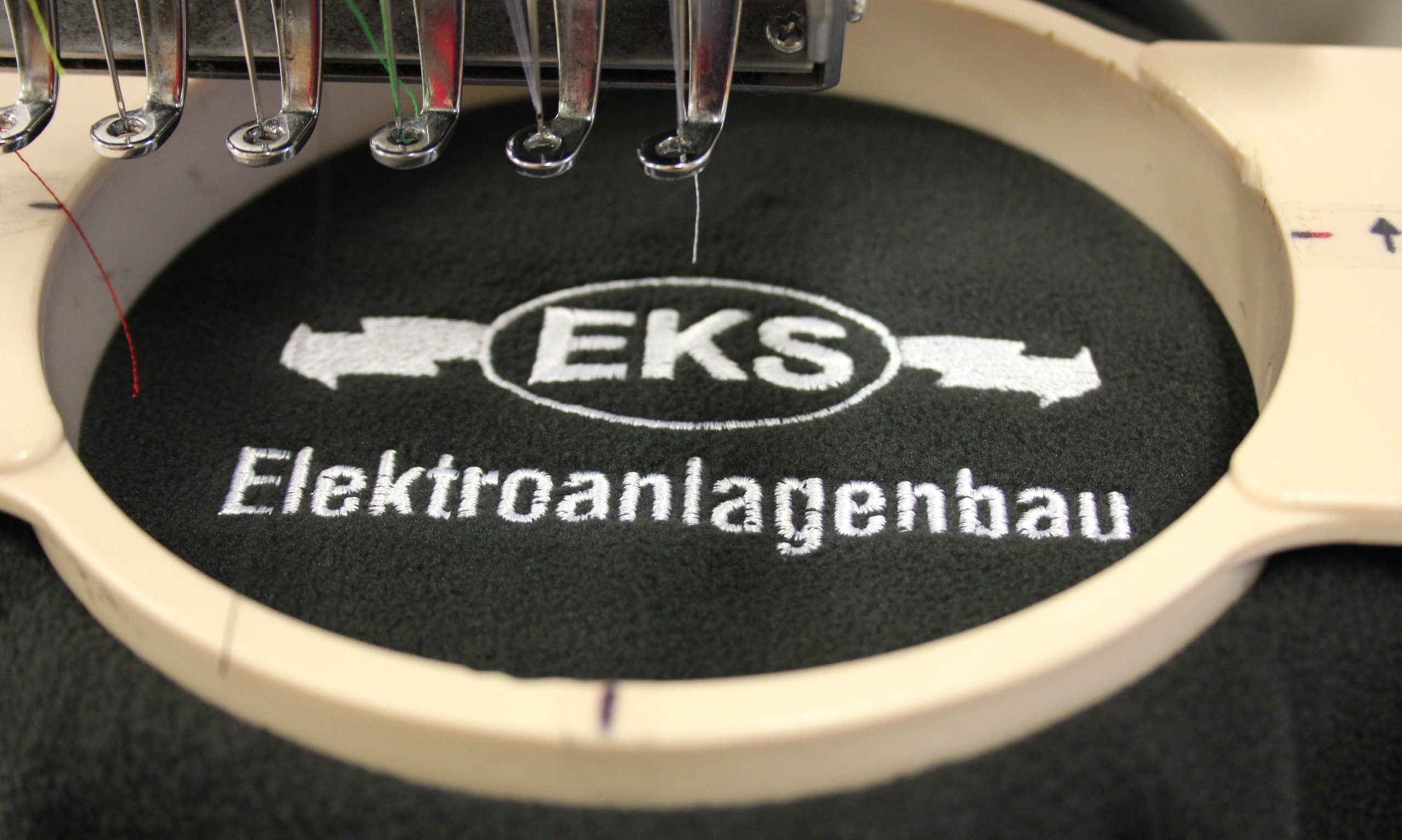 cropped-EKS_Elektroanlagenbau_Stickerei_Stickmaschine-scaled-2.jpg