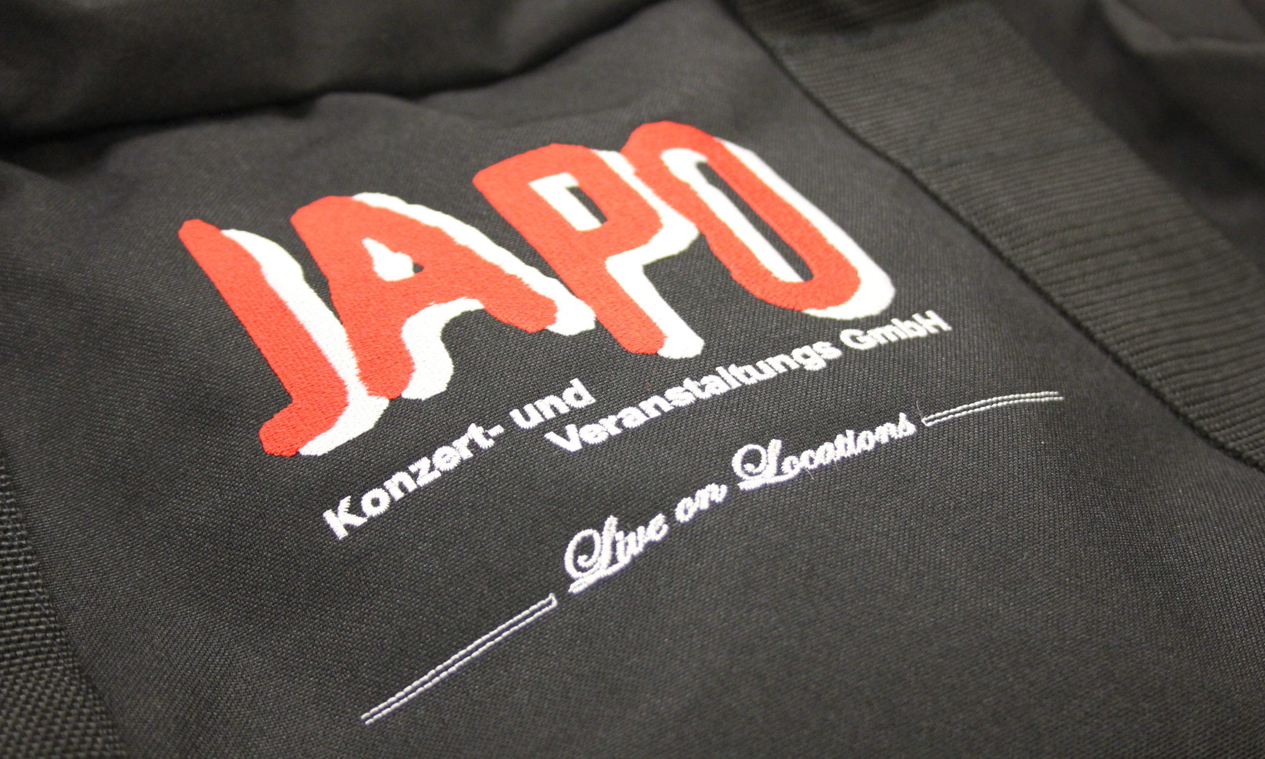 cropped-JAPO_Stickerei_Rot_Weiß_Konzert_und_Veranstaltungen-scaled-3.jpg