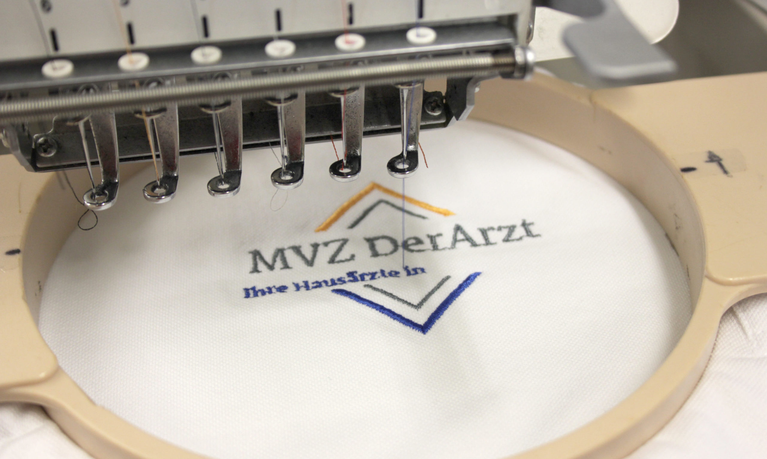 cropped-MVZDerArzt_Arbeitsbekleidung_Stickmaschine-scaled-2.jpg